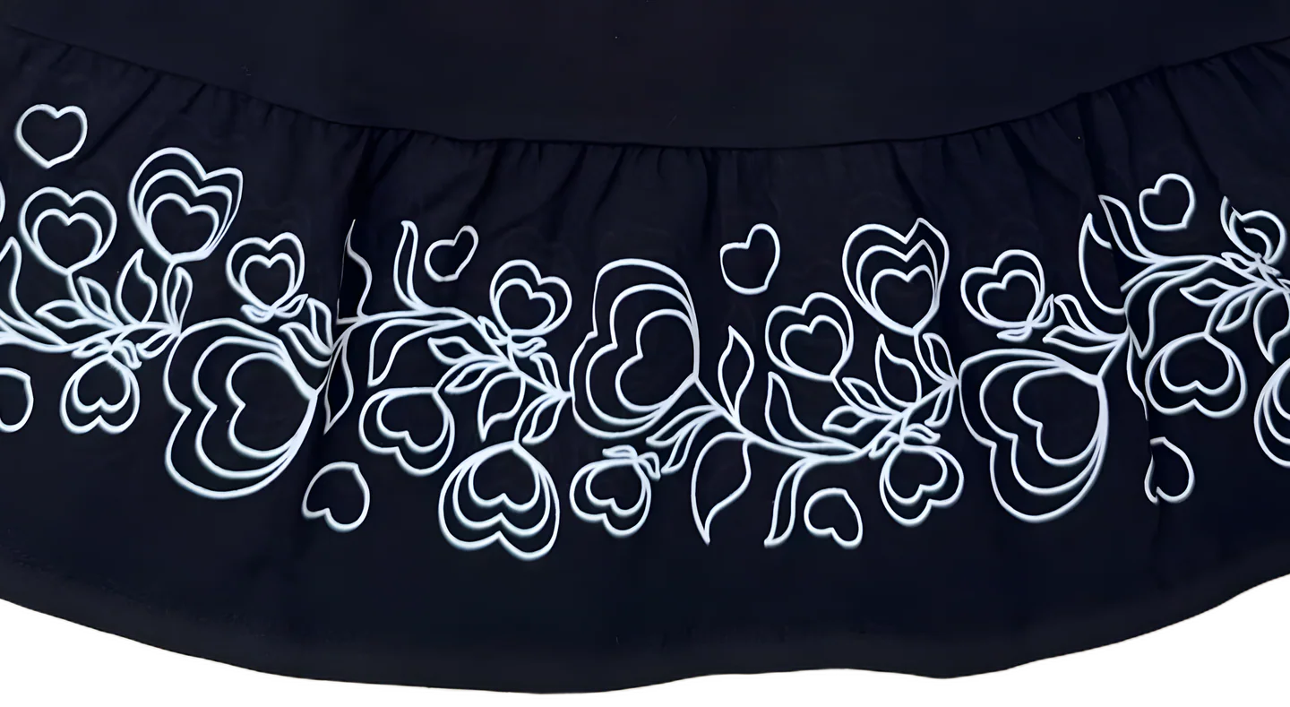 Barra de um vestido em cotton da Keru Kolu, com estampa em linha branca